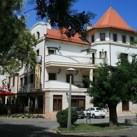 Nimrod Bioszalloda Es Bioetterem Karcag Exterior foto
