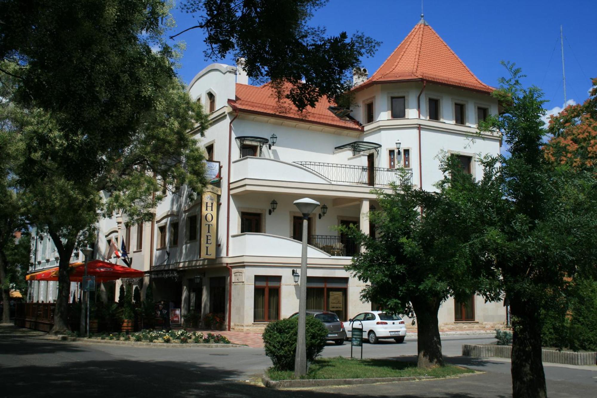 Nimrod Bioszalloda Es Bioetterem Karcag Exterior foto